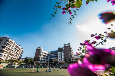 教学楼及操场.jpg
