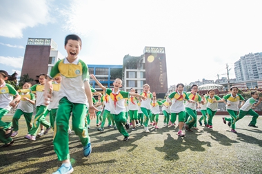 学生和教学楼.jpg